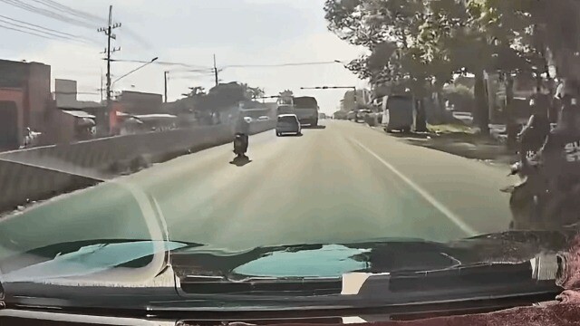 Clip: Chuyển làn tạt đầu ô tô, xe máy bị húc ngã văng ra đường