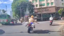CSGT kịp thời mở đường đưa người tai nạn lao động gãy tay, chân đi cấp cứu