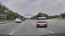 Clip: Ô tô con chạy cắt ngang đường xô ngã xe máy