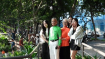 Cụ ông 90 tuổi háo hức check-in cầu cạn bên Hồ Gươm