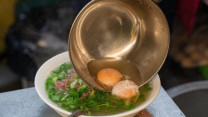 Một ngày ăn chơi quanh Hồ Gươm