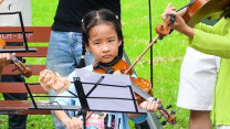 Giới trẻ rủ nhau học đàn violin miễn phí giữa công viên TPHCM