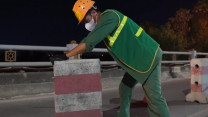 Cầu Thanh Trì lắp dải phân cách cứng liên tục giữa hai làn xe