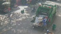 Clip: Người đi xe máy ngã nhào sau cú húc xe chở rác