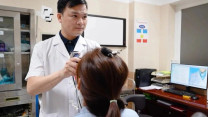 Cô gái 24 tuổi kinh hoàng phát hiện đỉa sống ngoe nguẩy trong cổ họng