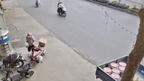 Clip: Xe máy phóng nhanh lao thẳng vào đuôi ô tô tải