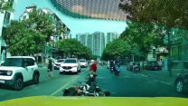 Clip: Không giữ khoảng cách, xe phân khối lớn phanh gấp rồi tự ngã