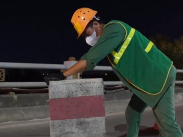 Cầu Thanh Trì lắp dải phân cách cứng liên tục giữa hai làn xe