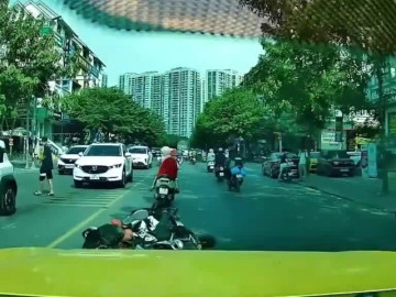 Clip: Không giữ khoảng cách, xe phân khối lớn phanh gấp rồi tự ngã