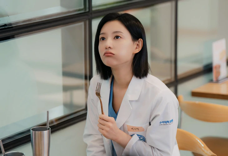 Lối diễn của cô còn khắc hoạ được vẻ đáng yêu của nhân vật.