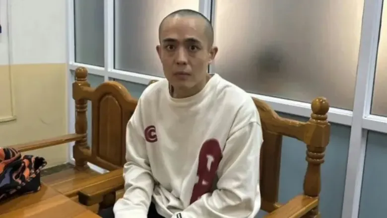 Vương Tinh bị yêu cầu cạo trọc đầu, gõ phím và học kịch bản lừa đảo.