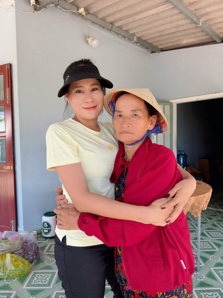Nữ diễn viên thẳng thắn lên tiếng khi mẹ bị cho là diễn.
