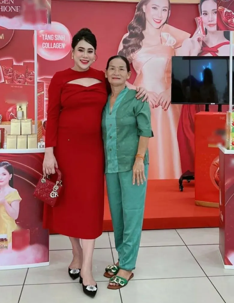 Theo lời Hồ Bích Trâm, mẹ chưa mở miệng xin tiền con cái hay đòi hỏi gì, mua đồ dùng trong nhà nghe giá cái là tiếc xót tiền.