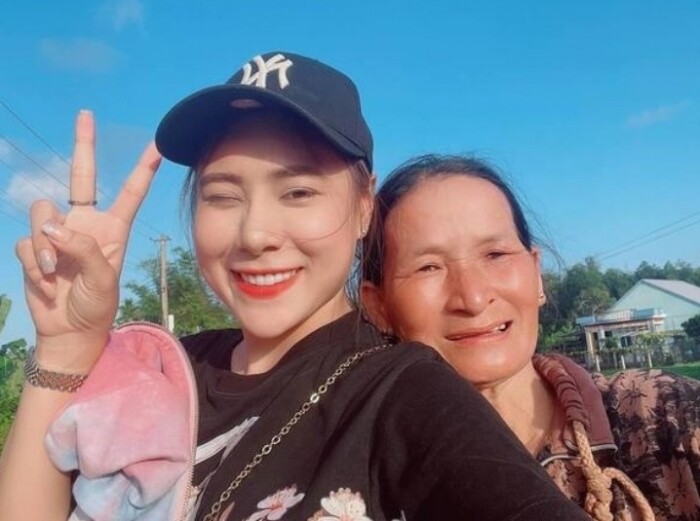 Hồ Bích Trâm bên người mẹ kế miền Trung giản dị mà nhiều người từng lầm tưởng là mẹ ruột.