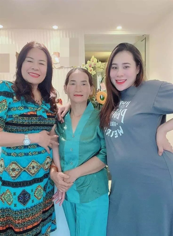 Hai người mẹ của Hồ Bích Trâm cũng rất thân tình với nhau.