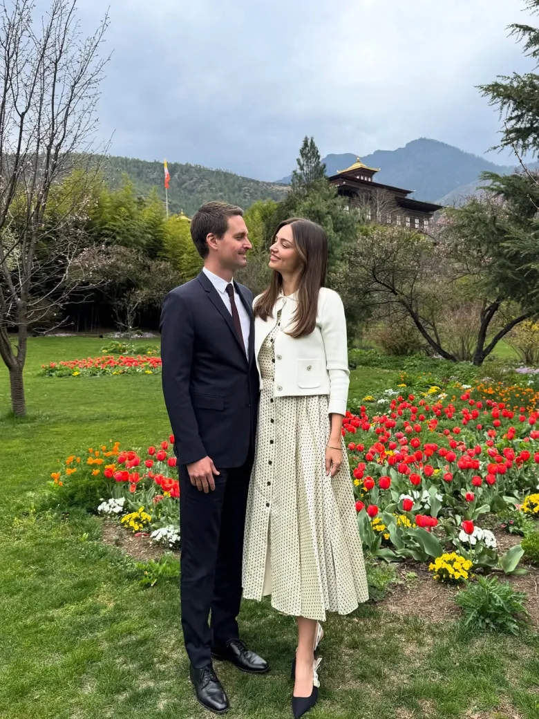 Tỷ phú công nghệ Evan Spiegel dành nhiều lời yêu thương cho vợ, gọi cô là trái tim của gia đình.