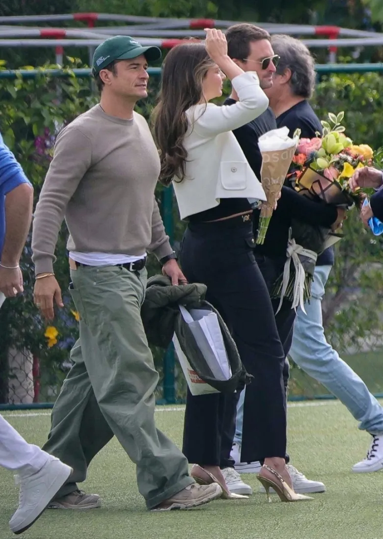 Miranda Kerr đi cùng ông xã Evan Spiegel và chồng cũ Orlando Bloom tới buổi lễ tốt nghiệp cấp 2 của con trai cả Flynn Bloom hồi tháng 6.