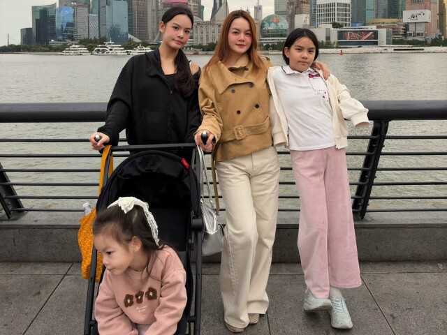 Giải trí - Phạm Quỳnh Anh đưa 3 con gái đi du lịch Thượng Hải, ái nữ đầu lòng nay trổ mã cao vượt mẹ