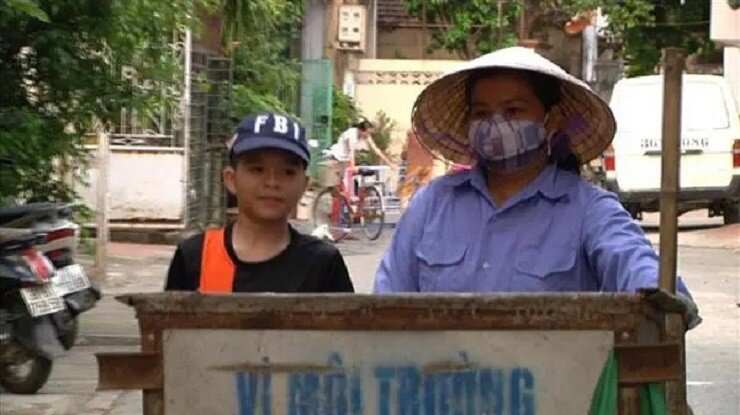 Rhyder từng theo mẹ đẩy xe rác trên các tuyến đường.