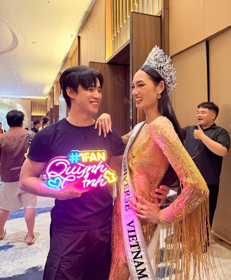Bạn trai ôm chúc mừng Quỳnh Anh sau chiến thắng.