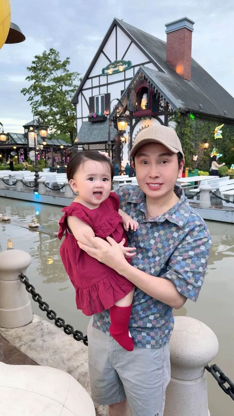 NSƯT Vũ Luân cưng chiều ái nữ đầu lòng, hạnh phúc khi được làm bố ở tuổi ngoài 50.