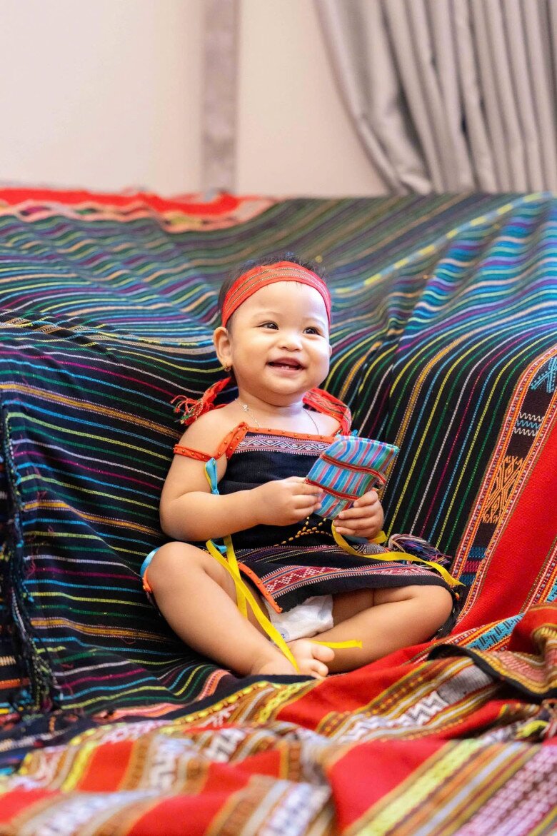 Con gái H’Hen Niê được khán giả yêu mến gọi là “em bé Ê Đê”.