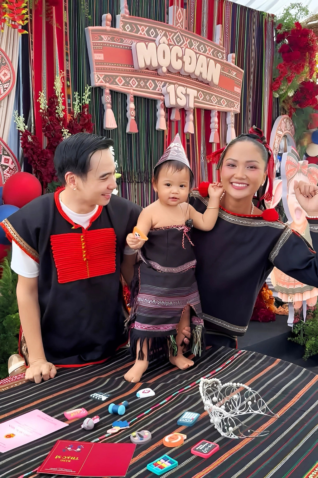 Vợ chồng Hoa hậu H’Hen Niê tổ chức tiệc thôi nôi ở quê cho ái nữ.