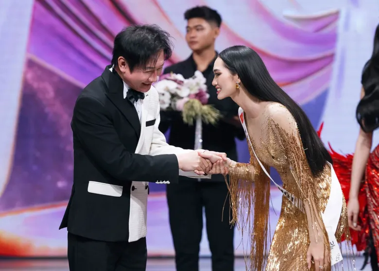 Ông Nawat cùng Quỳnh Anh trong chung kết Miss Universe Vietnam 2026. Thời điểm này, ông khẳng định Việt Nam vẫn được tham dự Miss Universe lần thứ 75, bất chấp lùm xùm về bản quyền.