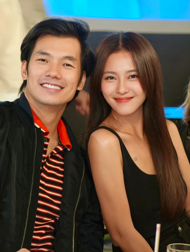 Dù liên tục được khán giả quan tâm, cả hai vẫn chọn giữ im lặng về mối quan hệ cho đến khi chính thức công khai.