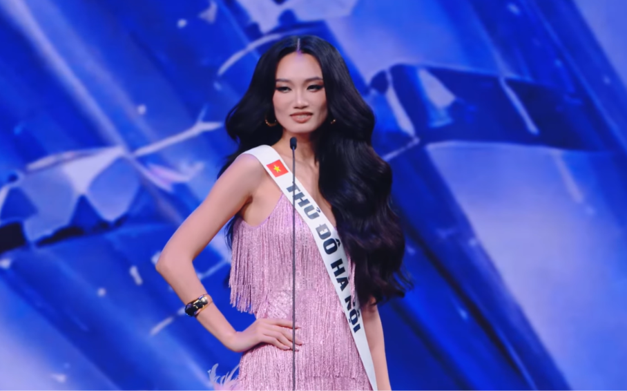 Quỳnh Anh xinh đẹp trên sân khấu Chung kết.