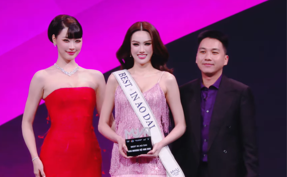 Người đẹp trang phục Áo dài: Trịnh Mỹ Anh.
