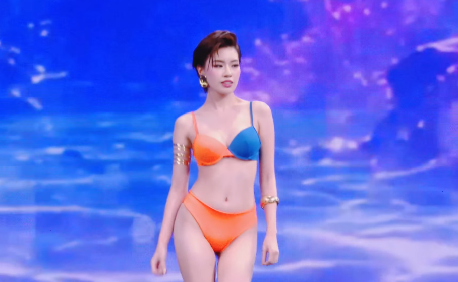 Pháo trình diễn bikini đầy tự tin.