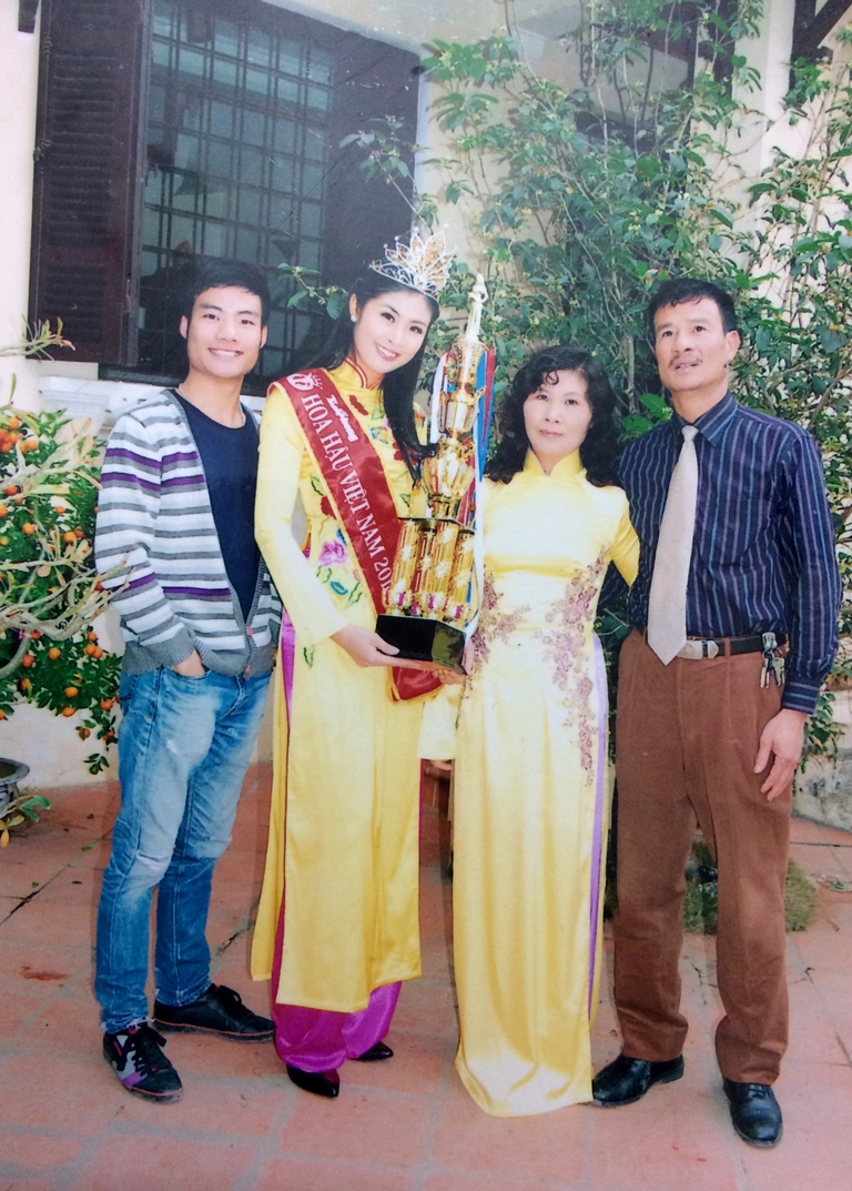 Ngọc Hân chụp ảnh bên gia đình khi mới đăng quang.