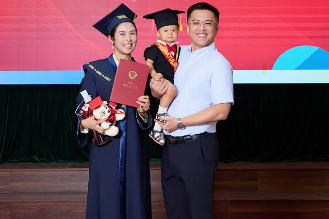 Cô kết hôn với một cán bộ ngoại giao và có quý tử điển trai.