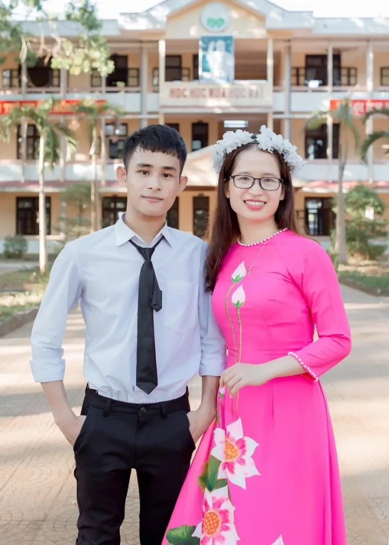 Cậu được cô giáo cấp 3 dìu dắt, ủng hộ trên con đường nghệ thuật.