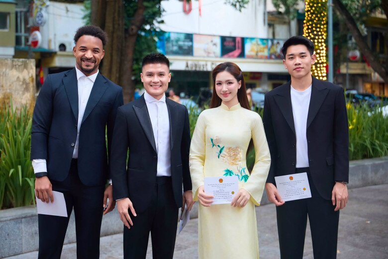Hòa Minzy luôn tích cực tham gia các hoạt động.