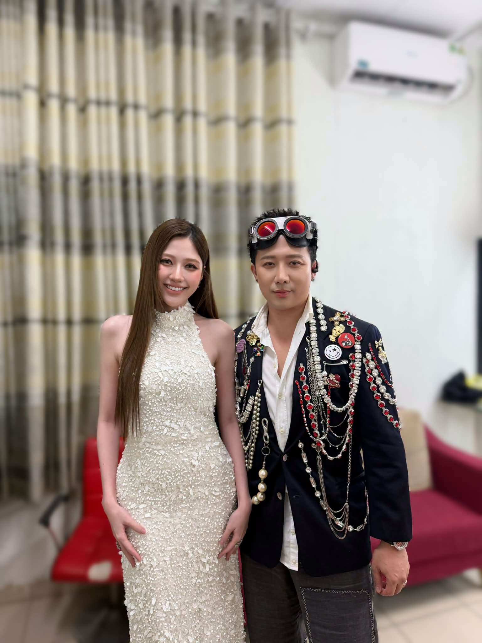 Uyển Ân khoe ảnh hậu trường cùng anh trai Trấn Thành.