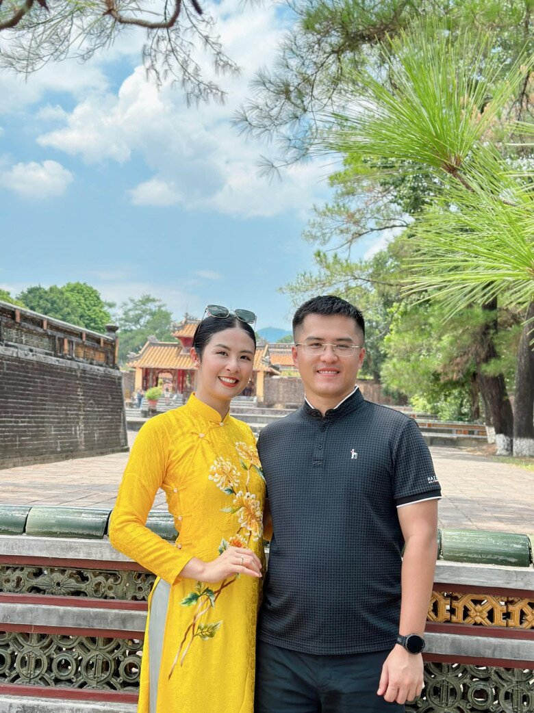 Ông xã của cô làm việc trong ngành ngoại giao.