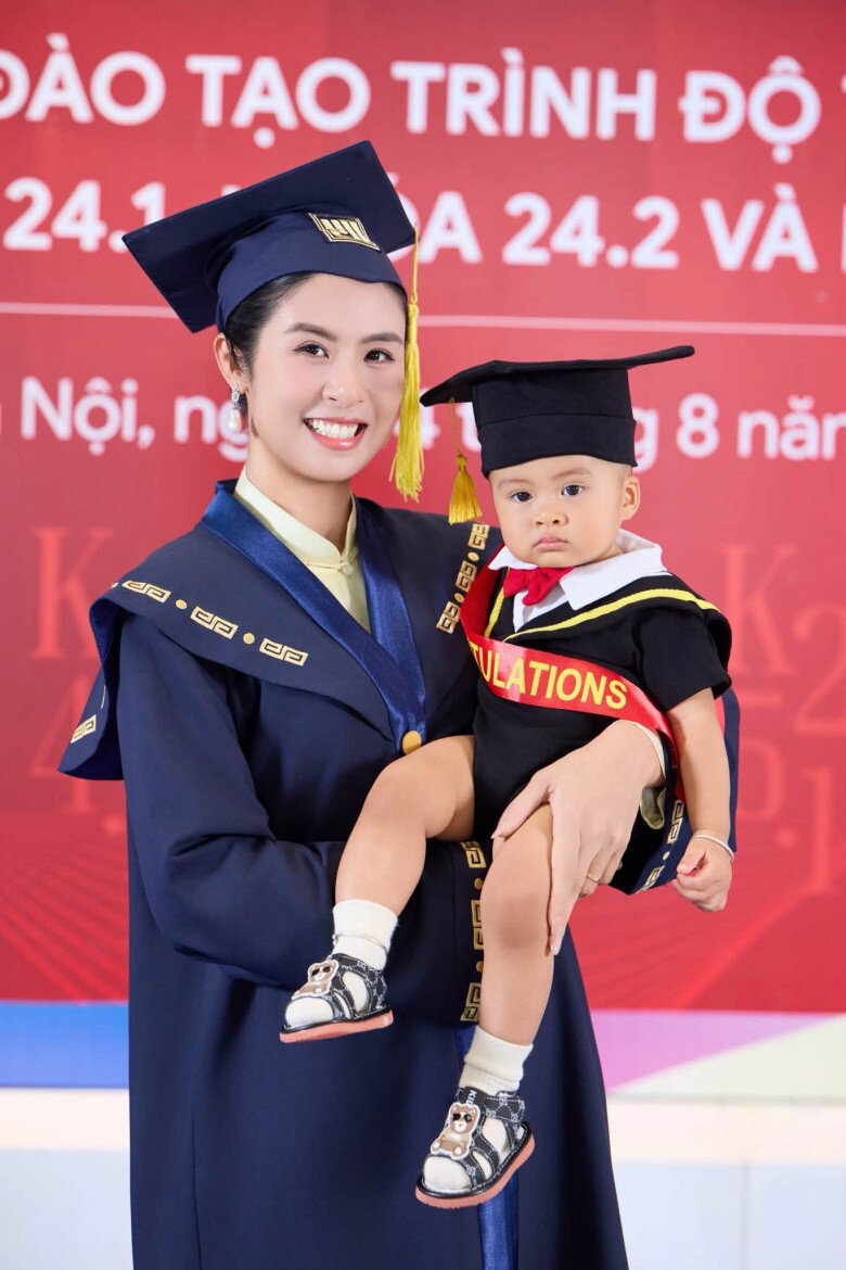 Ngọc Hân lấy được tấm bằng thạc sĩ trong khoảng thời gian mang thai, sinh con.