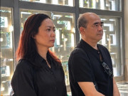 Giải trí - Con gái đau buồn ôm di ảnh, Hồng Ánh tiễn đạo diễn "Đất phương Nam"