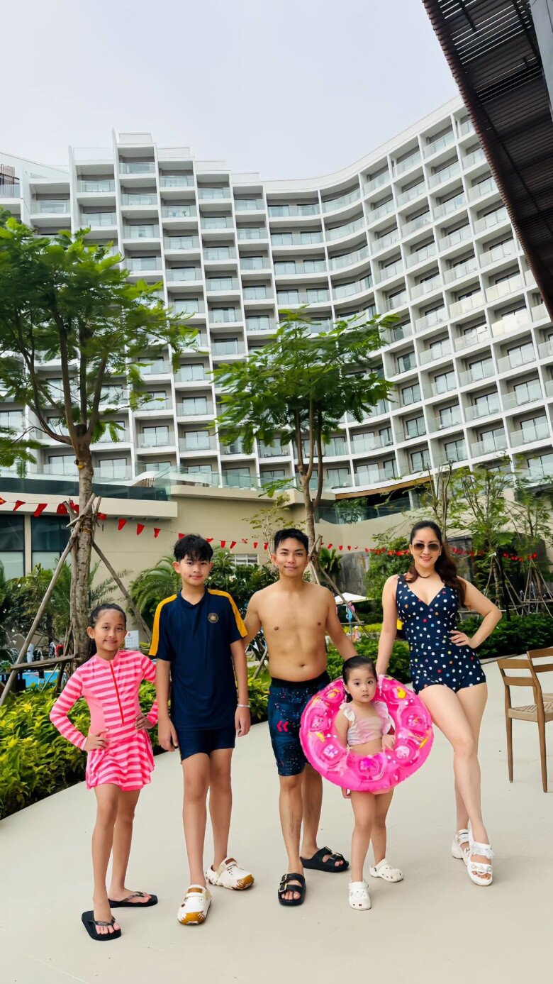 Gia đình Khánh Thi - Phan Hiển cùng đi du lịch biển.