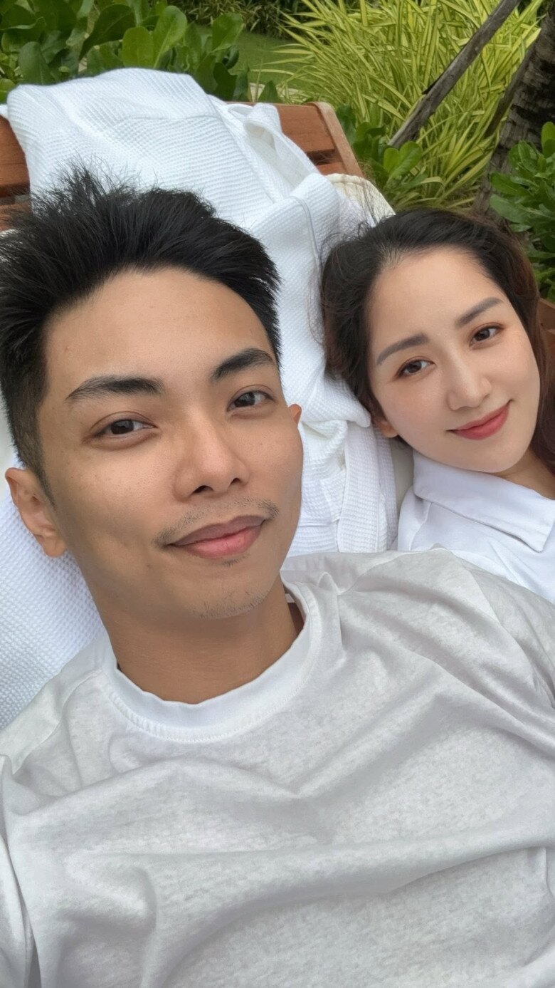 Khánh Thi được khen ngày càng trẻ đẹp, rạng rỡ.