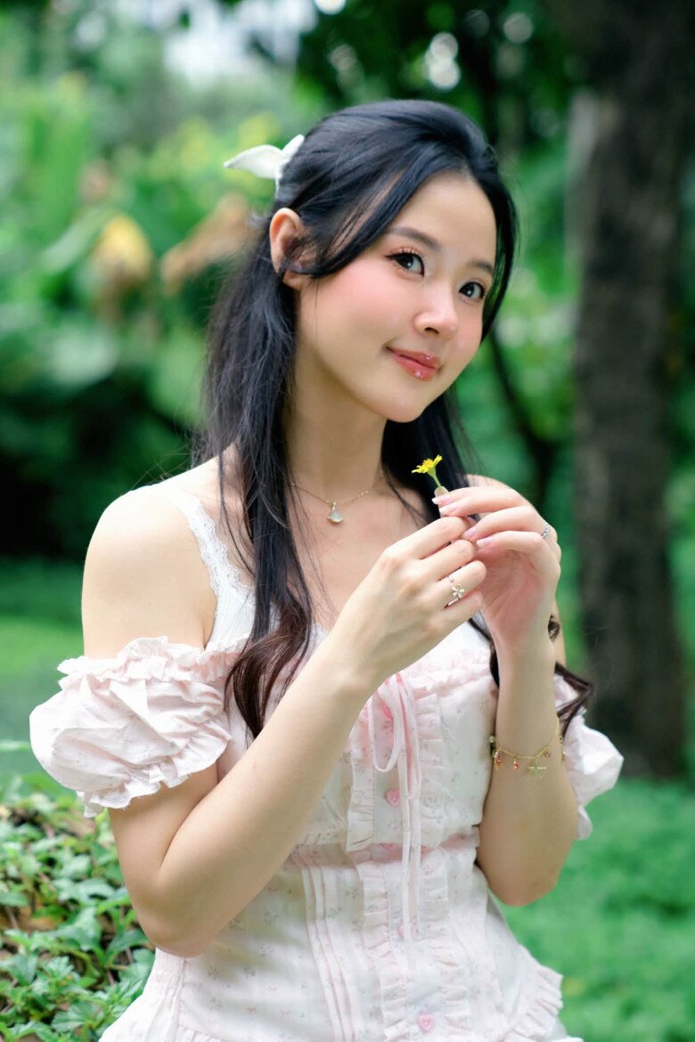 Sao Việt 24h: Hamp;#39;Hen Niê đi quay gặp cảnh ngập vẫn thản nhiên ngồi ăn ốc; Nhật Kim Anh hóa cô dâu kèm câu hỏi ẩn ý - 8