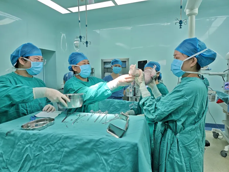 Dù đã ở tuổi lục tuần, sức khoẻ khi mang thai và sinh con của bà Zhang rất ổn định.