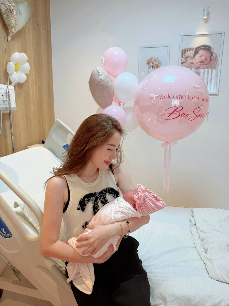 Ca sĩ Bảo Thy bế cháu mới chào đời.