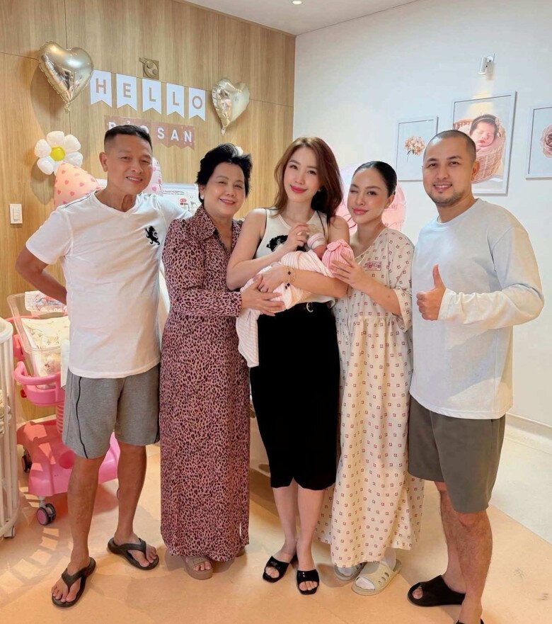 Trang Pilla rạng rỡ sau khi sinh con, chụp ảnh kỷ niệm cùng gia đình chồng.