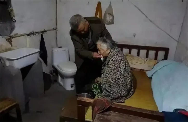Bà cụ được con trai đưa đi khám sau khi có nhiều dấu hiệu lạ: nôn ói, bụng phình to, đi lại khó khăn...