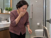 Bà bầu - Mẹ chồng sang thăm con dâu mới sinh, vô tình thấy thứ giấu trong nhà vệ sinh thì hốt hoảng gọi con trai về