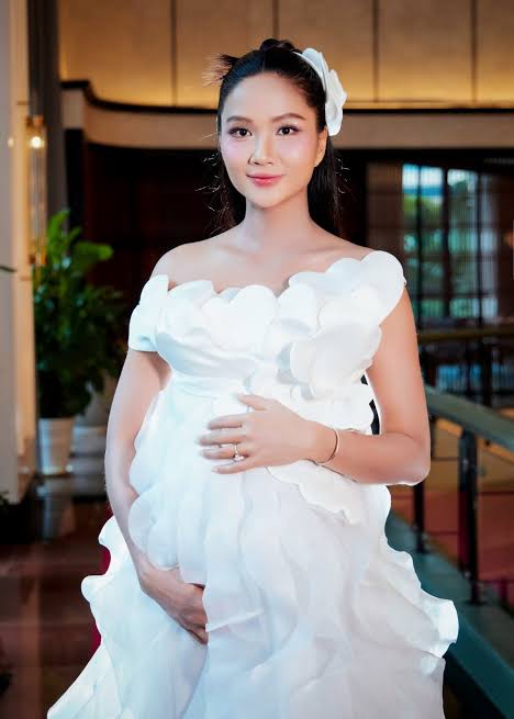 Nàng hậu có thai kỳ đầu tiên khoẻ mạnh, tiếp tục duy trì công việc khi mang bầu.