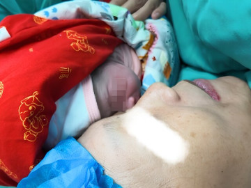 Bà bầu - Người phụ nữ 60 tuổi nghỉ hưu 3 năm 2 lần sinh con, phía sau quyết định gây sốc là bi kịch